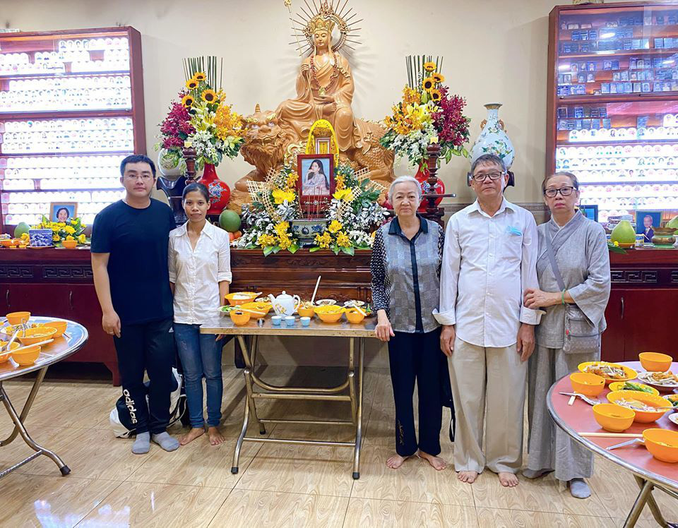 Bố mẹ Phùng Ngọc Huy thay mặt con trai làm lễ cúng 100 ngày cho Mai Phương, xuất hiện bên bảo mẫu bé Lavie - Ảnh 2.