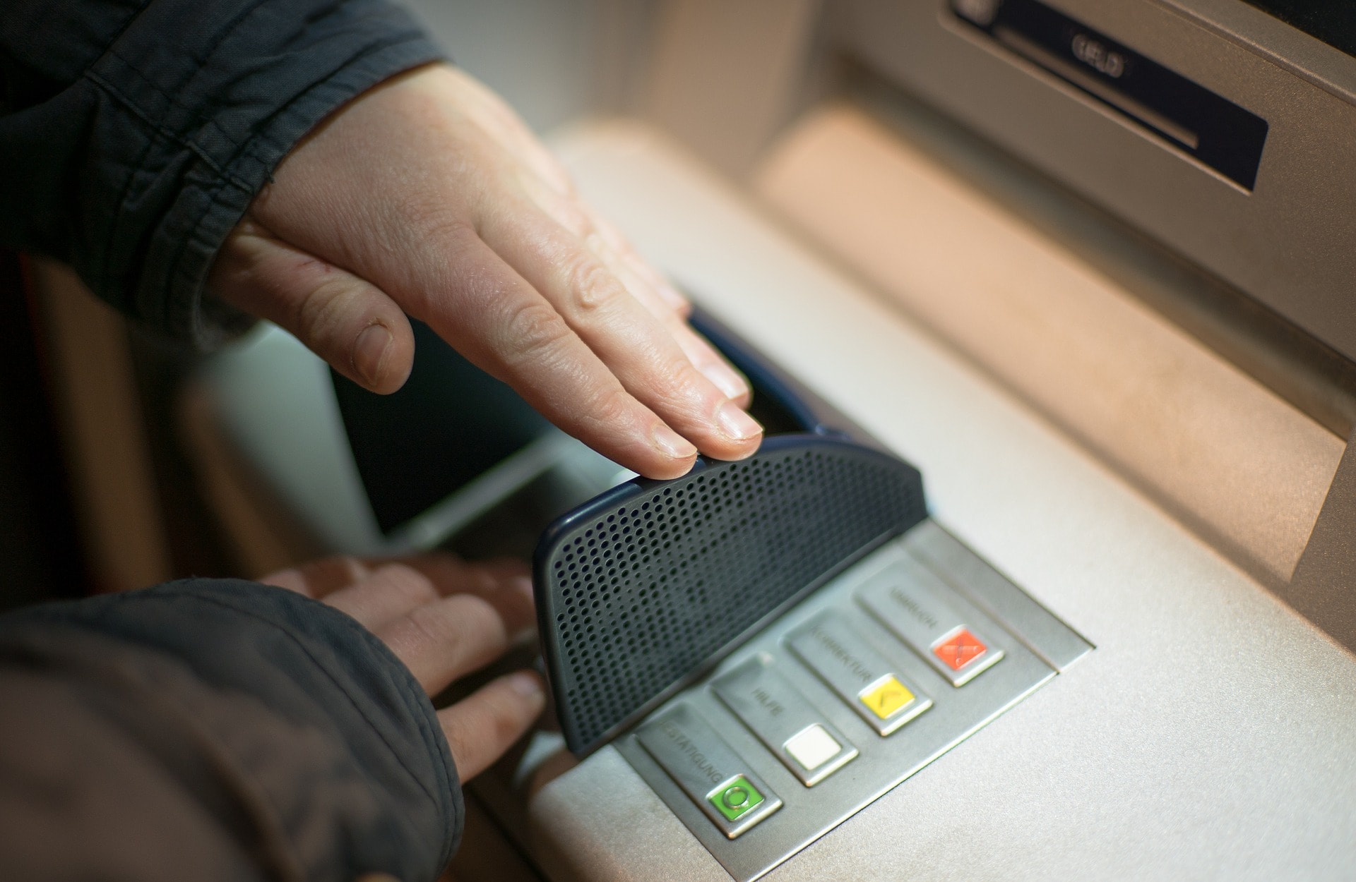 Chuyển tiền ATM khác ngân hàng cực đơn giản nếu bạn biết những lưu ý đáng tiền sau - Ảnh 3.