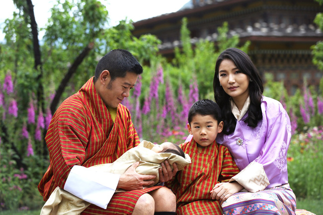 Hoàng hậu &quot;vạn người mê&quot; Bhutan đón tuổi mới chỉ bằng một tấm hình nhưng cũng đủ khiến hàng triệu người xốn xang vì quá hoàn mỹ - Ảnh 3.