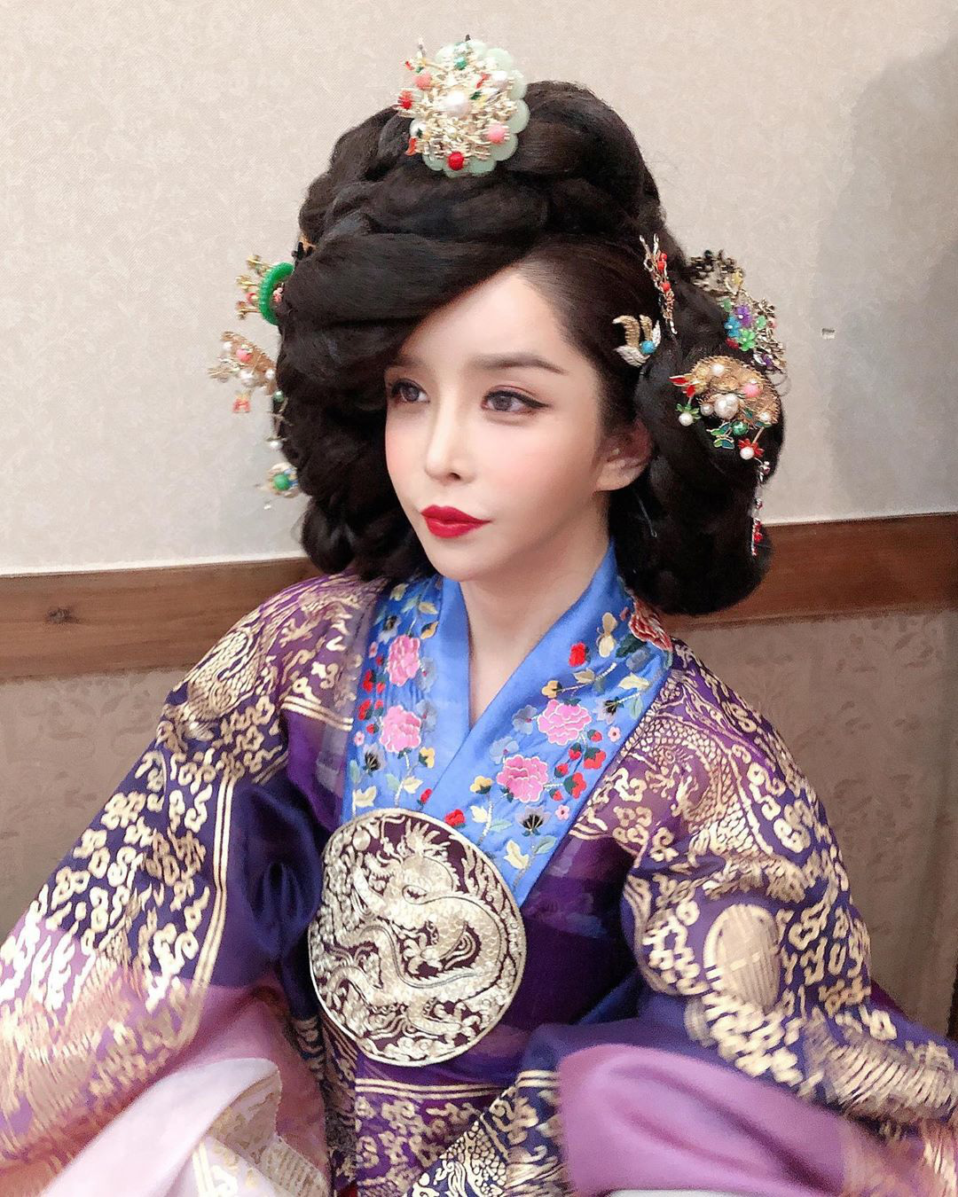 'Mỹ nhân chuyển giới đẹp nhất xứ Hàn' kể về tuổi thơ đẫm nước mắt vì 1 câu nói 'Lẽ ra không nên sinh ra mày', giờ đây ra sao ở tuổi 45? - Ảnh 7. 'Mỹ nhân chuyển giới đẹp nhất xứ Hàn' kể về tuổi thơ đẫm nước mắt vì 1 câu nói 'Lẽ ra không nên sinh ra mày', giờ đây ra sao ở tuổi 45? - Ảnh 7.