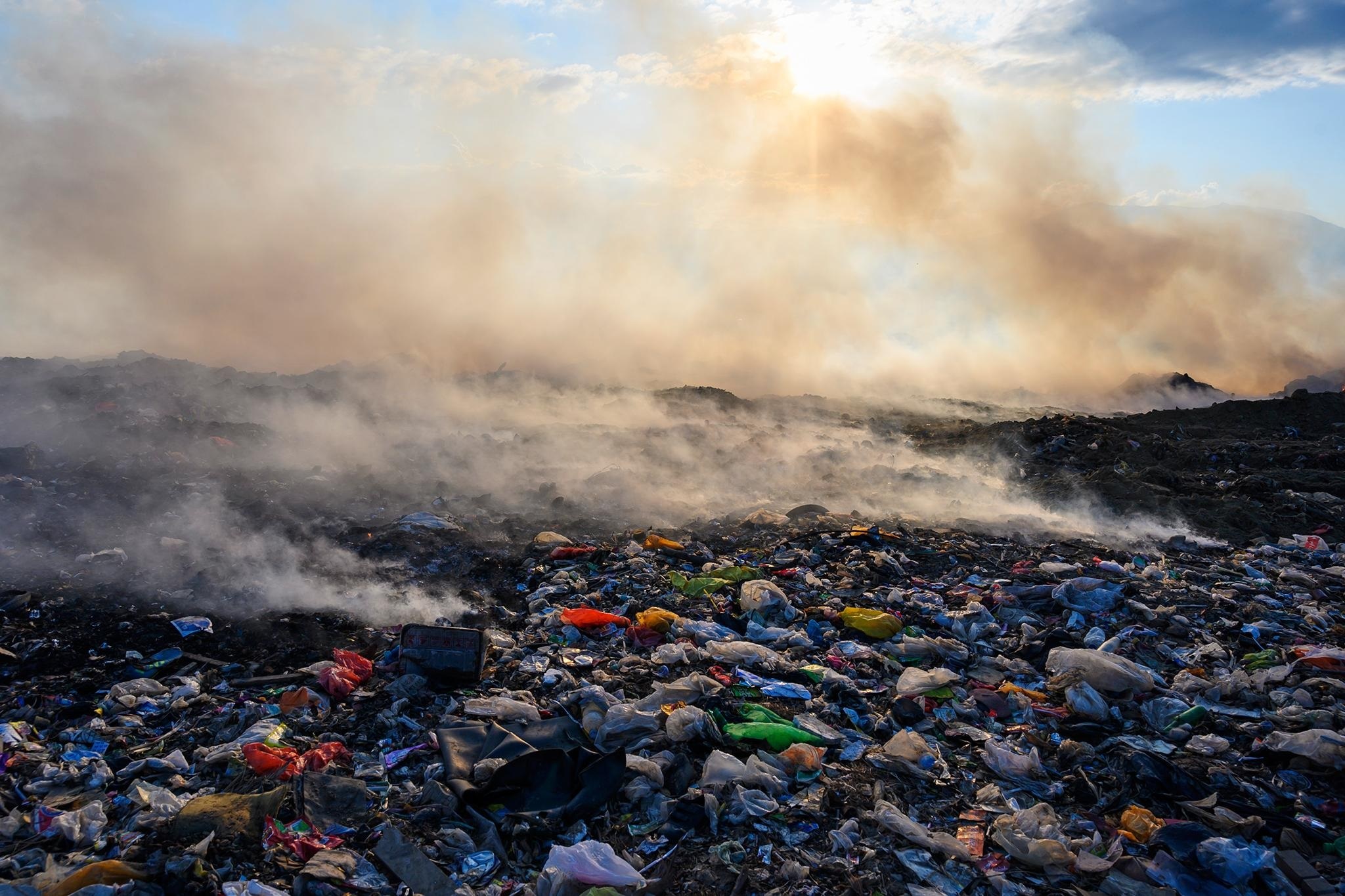 'Đất nước vạn đảo' đối mặt với thảm họa rác thải khủng khiếp nhất lịch sử - Ảnh 12.