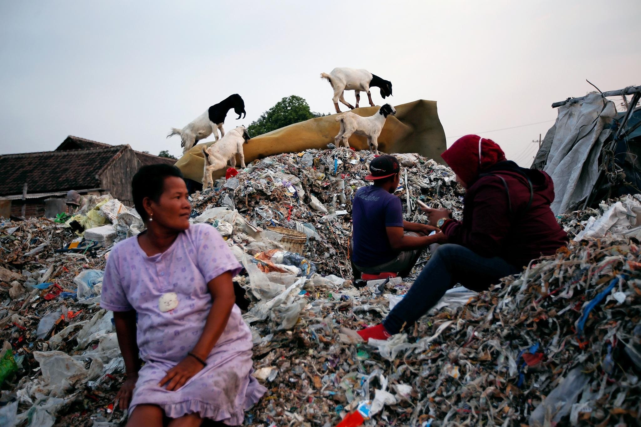 'Đất nước vạn đảo' đối mặt với thảm họa rác thải khủng khiếp nhất lịch sử - Ảnh 10.