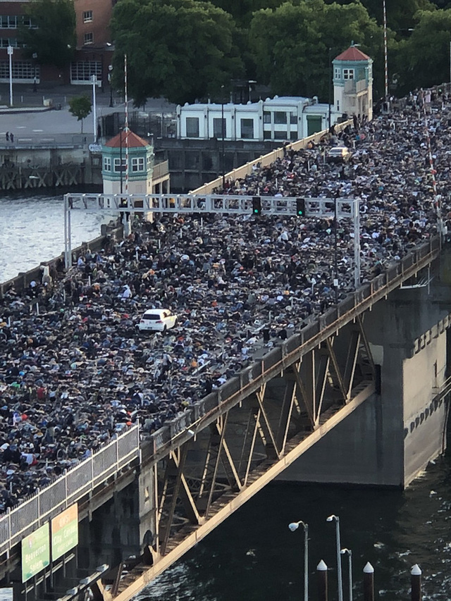 Hàng ngàn người nằm xuống trong tư thế của George Floyd bị ghì chết gây tắc nghẽn cây cầu dài hơn 400m tạo ra cảnh tượng chưa từng có - Ảnh 4.