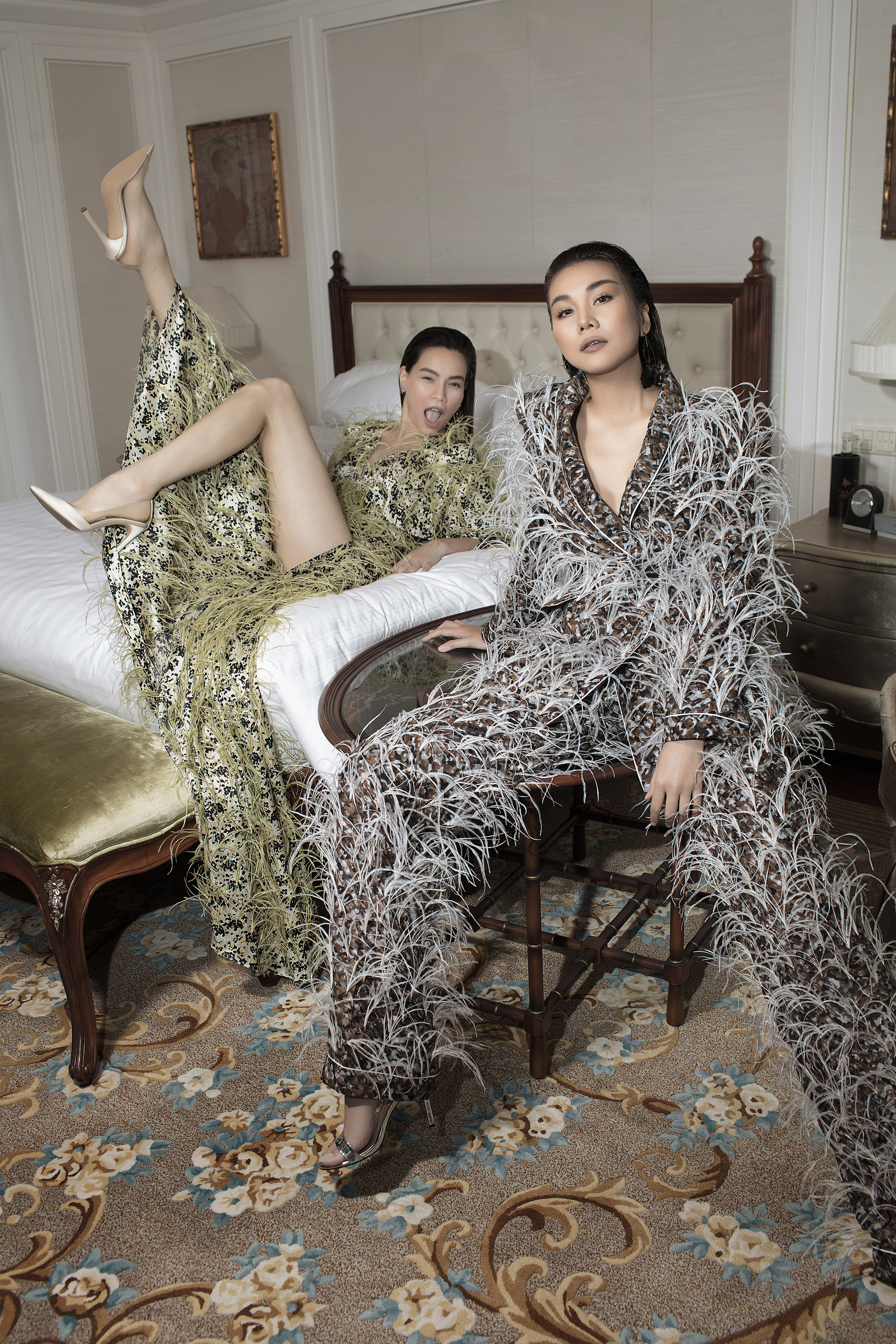 Được thực hiện khi mới có 'tin vui', bộ ảnh Hà Hồ - Thanh Hằng trong trang phục Công Trí lên hẳn Vogue - Ảnh 6.