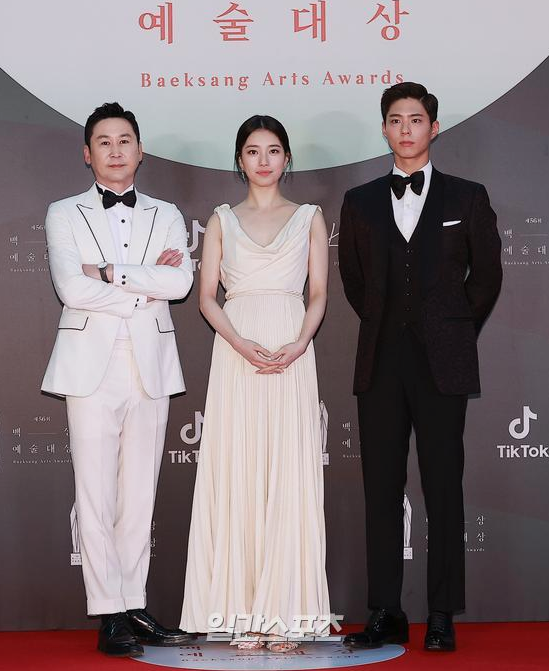 Thảm đỏ Baeksang Art Awards 2020:  - Ảnh 1.