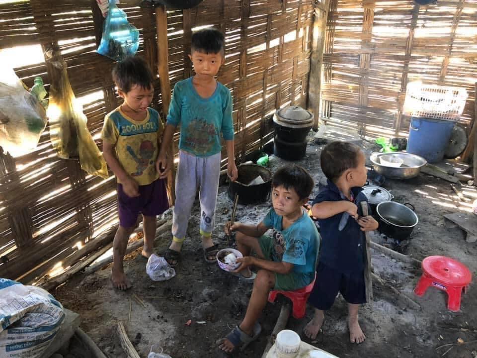 Đằng sau h&igrave;nh ảnh những đứa trẻ ăn cơm với "ve sầu": Cơm nguội nấu từ tối h&ocirc;m qua để s&aacute;ng ăn nhưng kh&ocirc;ng c&oacute; thức ăn..., kh&ocirc;ng biết c&aacute;i b&aacute;nh, kẹo n&oacute; vu&ocirc;ng tr&ograve;n ra sao - Ảnh 2.