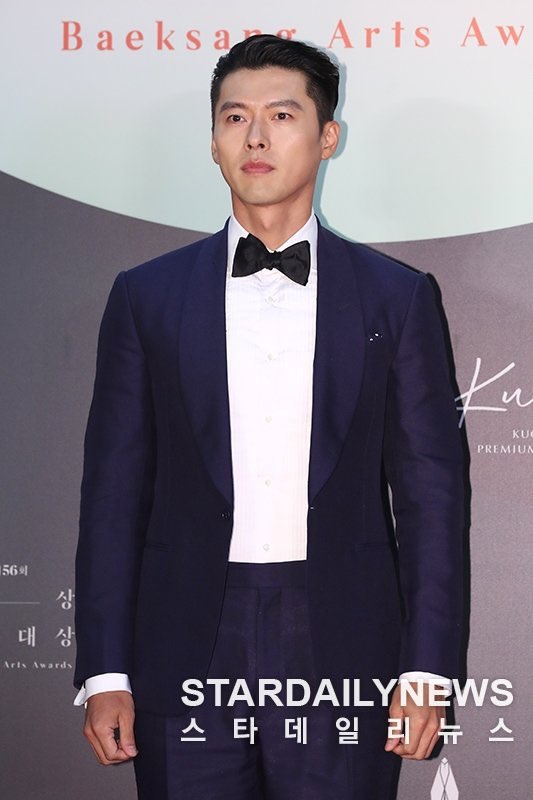 Hyun Bin xuất hiện điển trai trong bộ vest lịch lãm tại thảm đỏ Baeksang 2020, nhìn mà cứ ngỡ chú rể đang vào lễ đường - Ảnh 4.