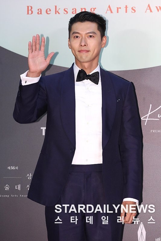 Hyun Bin xuất hiện điển trai trong bộ vest lịch lãm tại thảm đỏ Baeksang 2020, nhìn mà cứ ngỡ chú rể đang vào lễ đường - Ảnh 2.