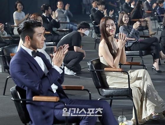 &quot;Mặt lạnh&quot; với nhau suốt buổi trao giải nhưng ở Hyun Bin &quot;lén lút&quot; làm hành động đặc biệt dành cho Son Ye Jin - Ảnh 3.