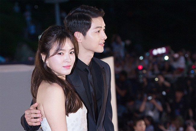 Đoạn video Song Joong Ki - Song Hye Kyo tại lễ trao giải Baeksang cách đây 4 năm bất ngờ xôn xao trở lại: Từng nắm chặt tay nhau không rời như vậy - Ảnh 3.