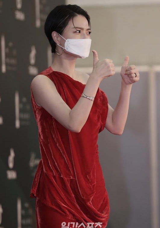 Thảm đỏ Baeksang Art Awards 2020: Bà cả Kim Hee Ae của &quot;Thế giới hôn nhân&quot; đụng độ &quot;chị đẹp&quot; Son Ye Jin  - Ảnh 17.