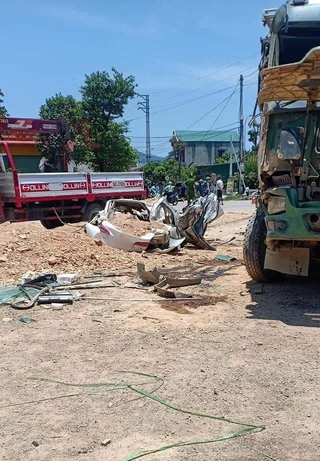 Clip: Khoảnh khắc kinh hoàng xe tải chở đất đè bẹp xe con, 3 người trong gia đình tử vong, 1 bé trai nguy kịch ở Thanh Hóa - Ảnh 4.