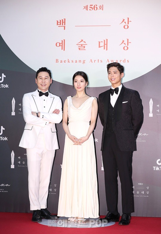 Thảm đỏ Baeksang Art Awards 2020:  - Ảnh 2.