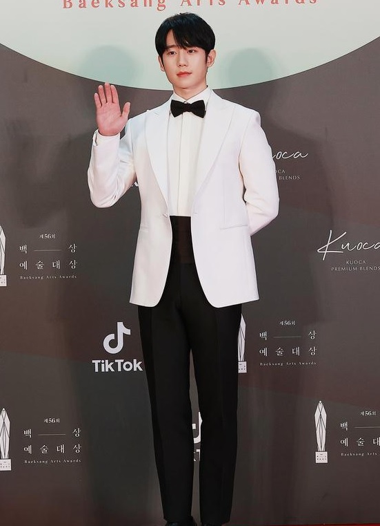 Thảm đỏ Baeksang Art Awards 2020: Bà cả Kim Hee Ae của &quot;Thế giới hôn nhân&quot; đụng độ &quot;chị đẹp&quot; Son Ye Jin  - Ảnh 5.