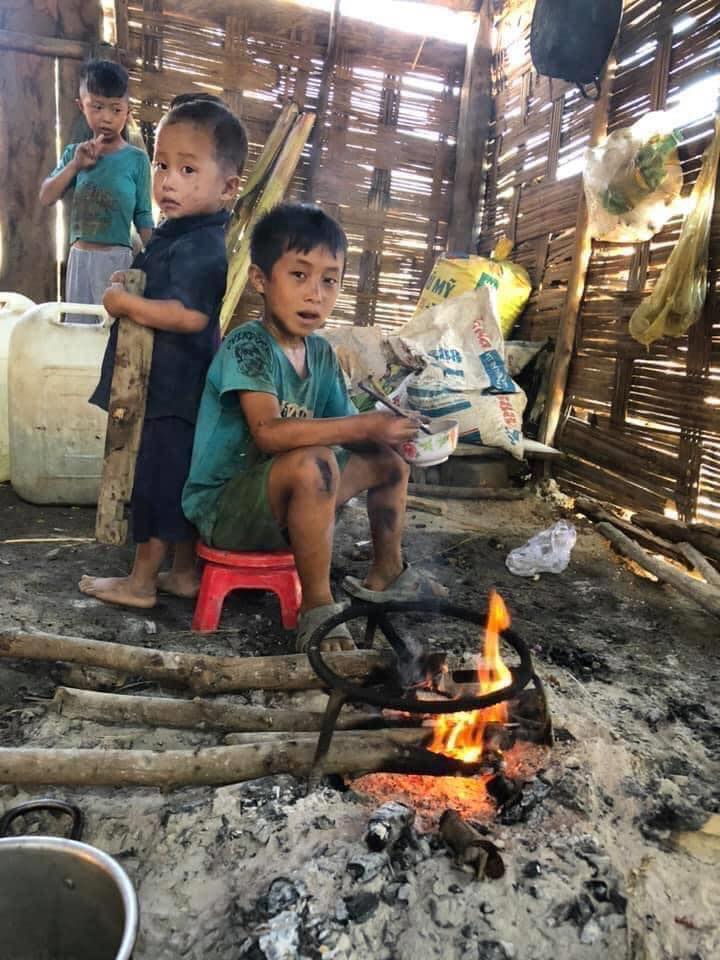 Đằng sau h&igrave;nh ảnh những đứa trẻ ăn cơm với "ve sầu": Cơm nguội nấu từ tối h&ocirc;m qua để s&aacute;ng ăn nhưng kh&ocirc;ng c&oacute; thức ăn..., kh&ocirc;ng biết c&aacute;i b&aacute;nh, kẹo n&oacute; vu&ocirc;ng tr&ograve;n ra sao - Ảnh 3.