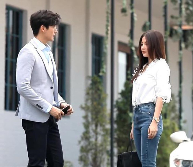 Bước ra khỏi tòa người chồng phản bội mừng húm vì được tự do, để rồi mảnh giấy cô bất ngờ dúi vào tay lại khiến anh ta phải kinh hoảng thất thố - Ảnh 2.