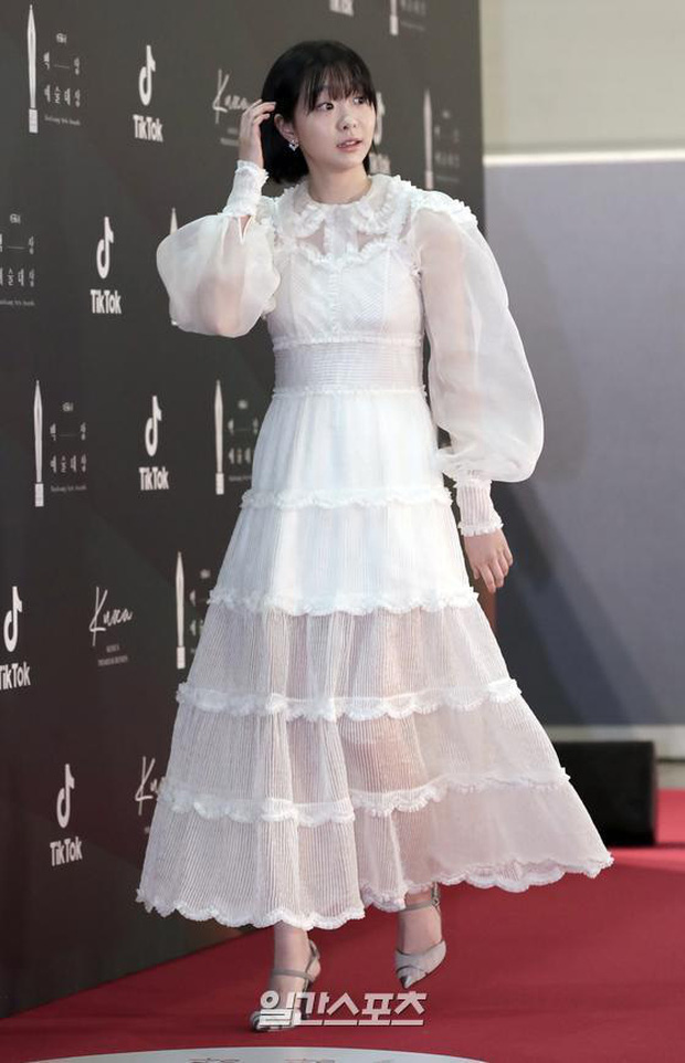 Thảm đỏ Baeksang Arts Awards 2020: Bà cả Kim Hee Ae của &quot;Thế giới hôn nhân&quot; đụng độ &quot;chị đẹp&quot; Son Ye Jin  - Ảnh 17.