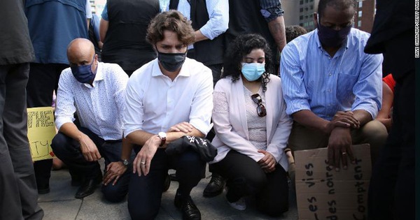 Thủ tướng Canada đeo khẩu trang, quỳ gối tham gia biểu tình chống nạn phân biệt chủng tộc - Ảnh 1.