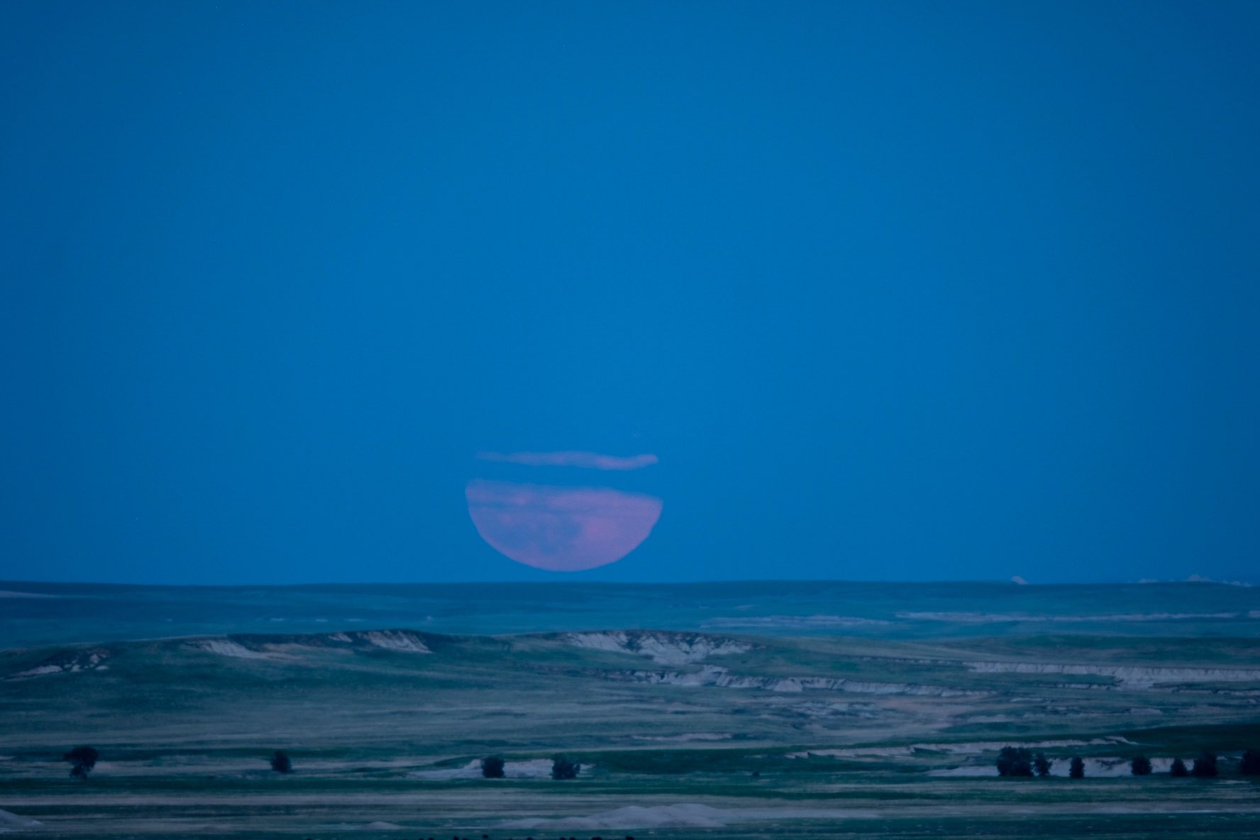 Ngất ngây với một loạt khoảnh khắc về hiện tượng mặt trăng dâu tây hiếm có diễn ra vào đêm qua, rạng sáng nay - Ảnh 10.