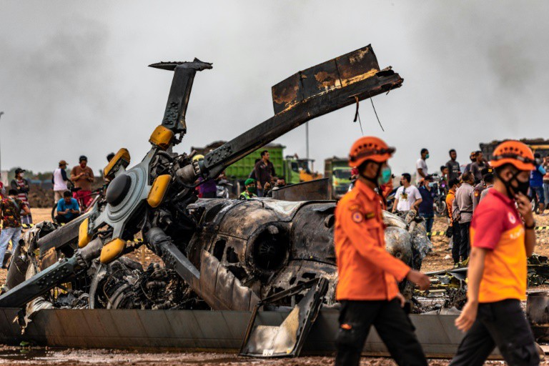 Rơi máy bay quân sự ở Indonesia làm 4 người thiệt mạng - Ảnh 1.