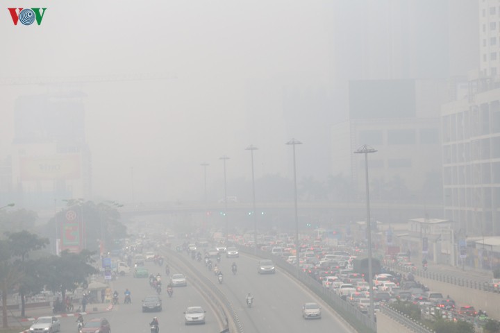 Những ngày qua, cứ về chiều tối chất lượng không khí ở Hà Nội lại xấu? - Ảnh 1.