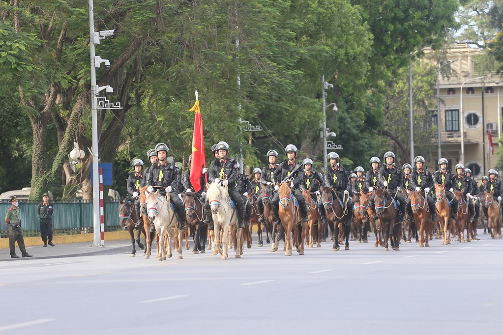 Chùm ảnh: Cận cảnh đoàn Kỵ binh CSCĐ biểu diễn diễu hành trên đường Độc Lập - Ảnh 13.