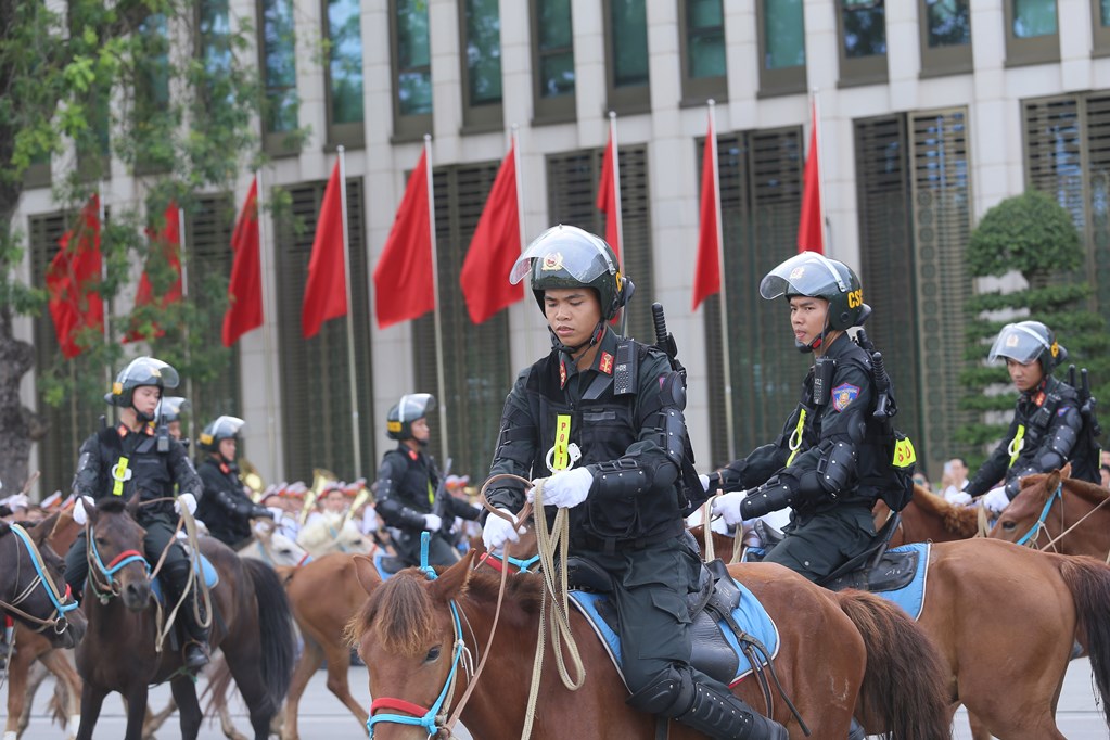 Chùm ảnh: Cận cảnh đoàn Kỵ binh CSCĐ biểu diễn diễu hành trên đường Độc Lập - Ảnh 10.