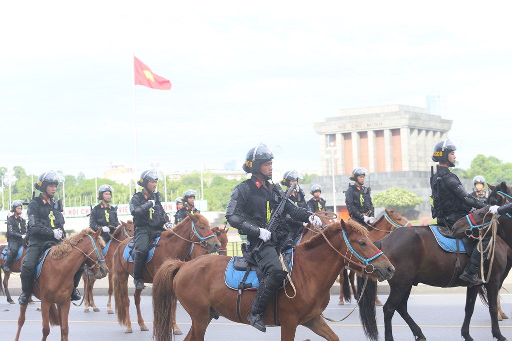 Chùm ảnh: Cận cảnh đoàn Kỵ binh CSCĐ biểu diễn diễu hành trên đường Độc Lập - Ảnh 16.