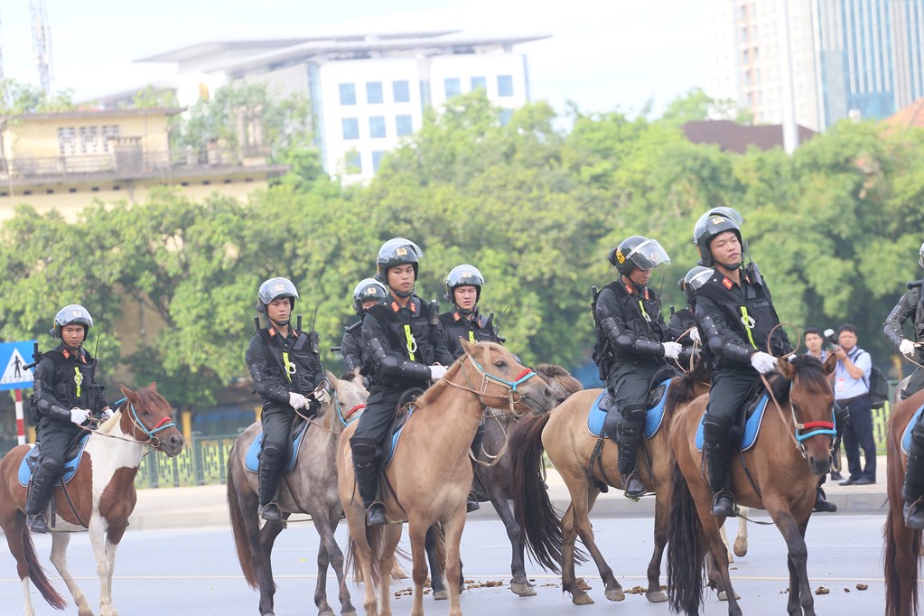 Chùm ảnh: Cận cảnh đoàn Kỵ binh CSCĐ biểu diễn diễu hành trên đường Độc Lập - Ảnh 15.