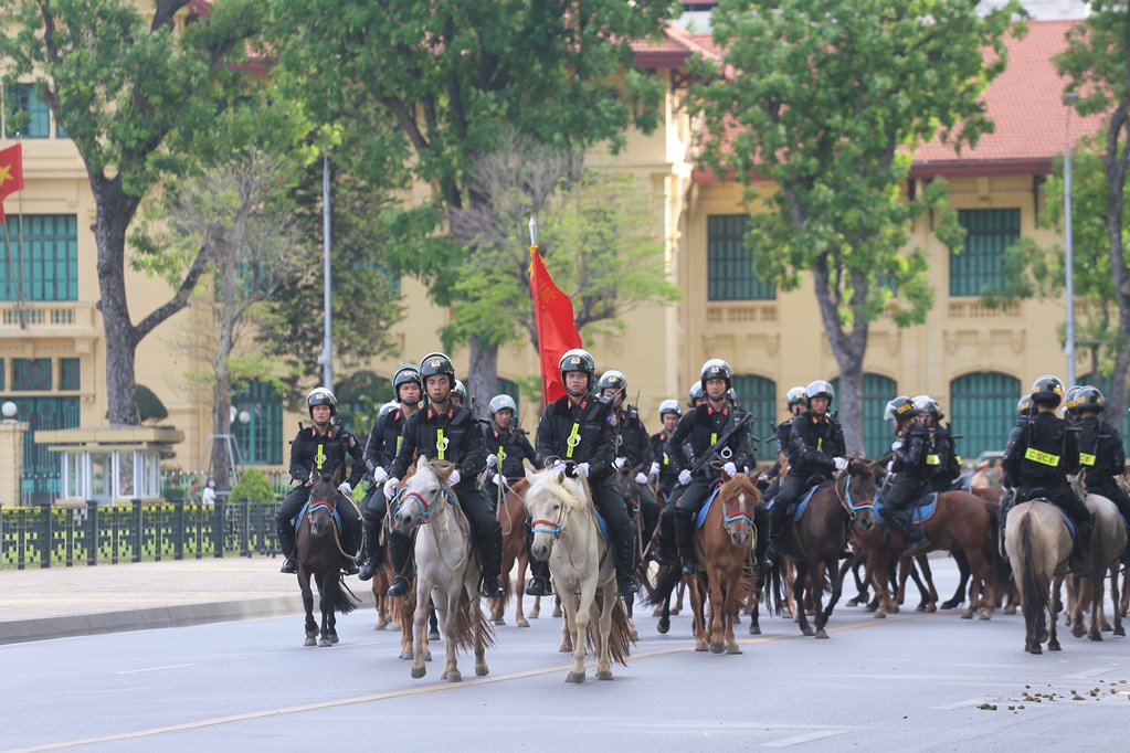 Chùm ảnh: Cận cảnh đoàn Kỵ binh CSCĐ biểu diễn diễu hành trên đường Độc Lập - Ảnh 12.