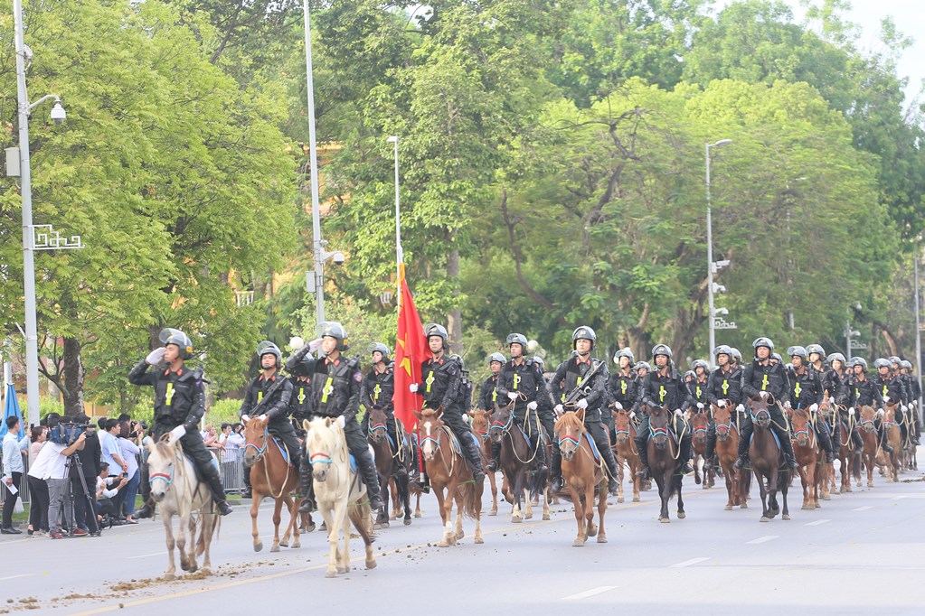 Chùm ảnh: Cận cảnh đoàn Kỵ binh CSCĐ biểu diễn diễu hành trên đường Độc Lập - Ảnh 5.