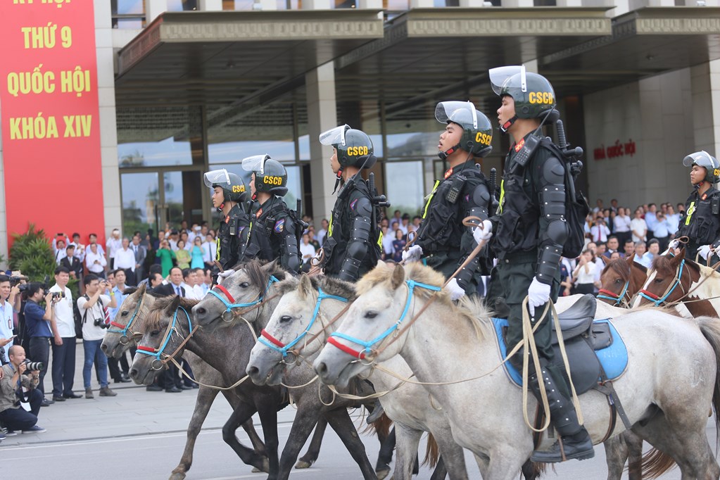 Chùm ảnh: Cận cảnh đoàn Kỵ binh CSCĐ biểu diễn diễu hành trên đường Độc Lập - Ảnh 8.