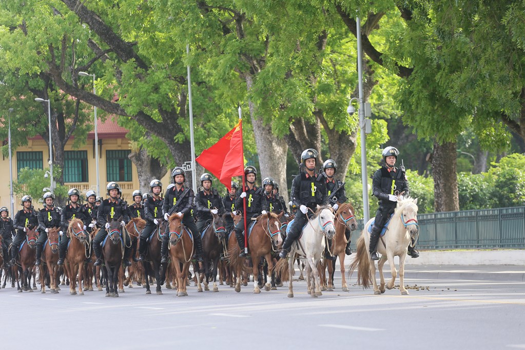 Chùm ảnh: Cận cảnh đoàn Kỵ binh CSCĐ biểu diễn diễu hành trên đường Độc Lập - Ảnh 6.