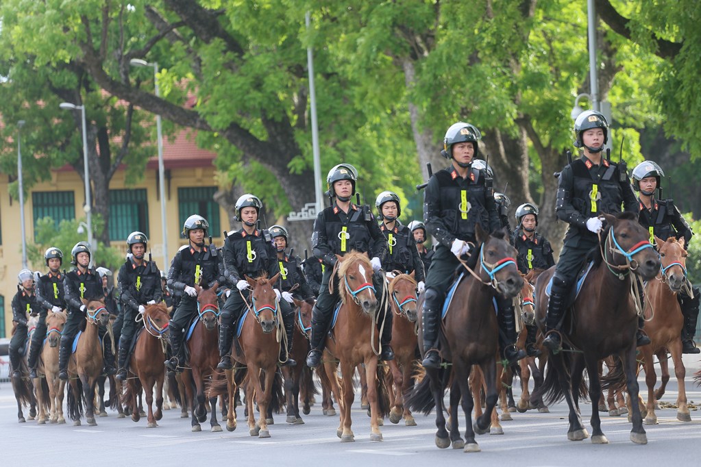 Chùm ảnh: Cận cảnh đoàn Kỵ binh CSCĐ biểu diễn diễu hành trên đường Độc Lập - Ảnh 7.
