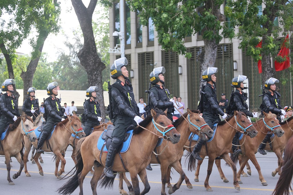 Chùm ảnh: Cận cảnh đoàn Kỵ binh CSCĐ biểu diễn diễu hành trên đường Độc Lập - Ảnh 9.