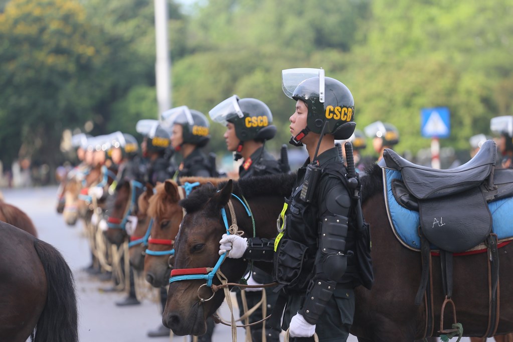 Chùm ảnh: Cận cảnh đoàn Kỵ binh CSCĐ biểu diễn diễu hành trên đường Độc Lập - Ảnh 2.