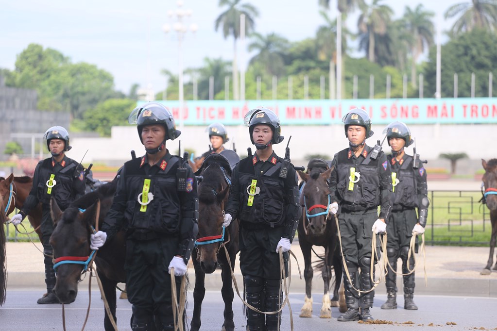 Chùm ảnh: Cận cảnh đoàn Kỵ binh CSCĐ biểu diễn diễu hành trên đường Độc Lập - Ảnh 1.