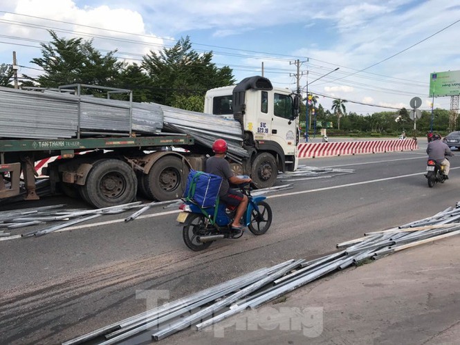 Hàng nghìn thanh sắt lao xuống đường quốc lộ, nhiều người thoát nạn - Ảnh 4.