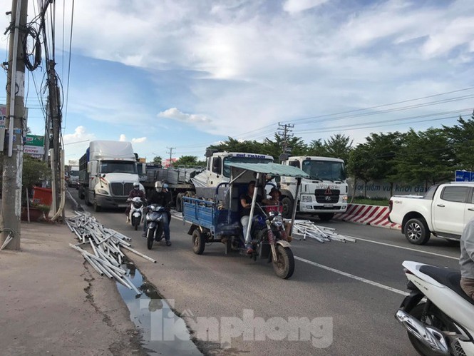 Hàng nghìn thanh sắt lao xuống đường quốc lộ, nhiều người thoát nạn - Ảnh 1.