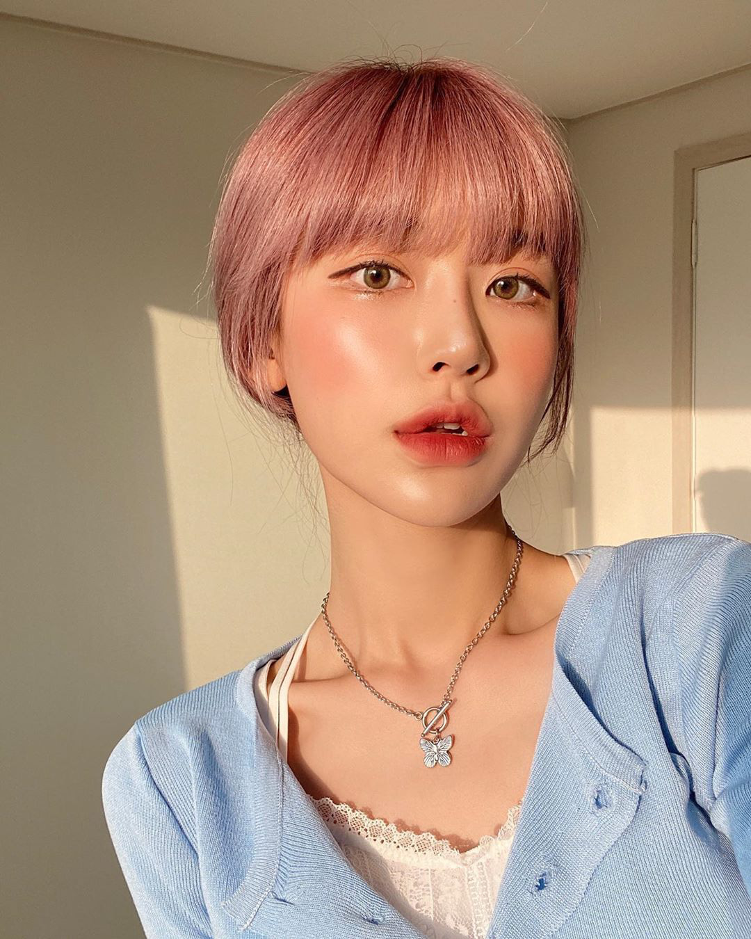 Khi mùa hè đến, xu hướng makeup lại trở nên rất sôi động. Hãy thử ngay filter má hồng cute để trở nên tươi tắn và ngọt ngào hơn trong những ngày hè này. Bạn sẽ không bao giờ phải lo lắng về việc trang điểm, nhưng vẫn giữ được diện mạo xinh đẹp cùng filter này. Hãy xem ngay hình ảnh với filter này để trở nên đáng yêu hơn nhé!