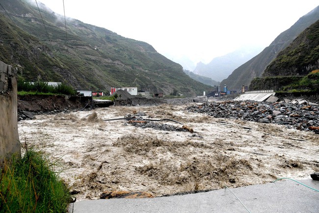 Miền Nam Trung Quốc thiệt hại nặng nề do mưa lớn - Ảnh 1.