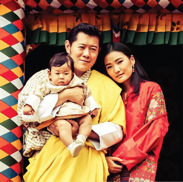 Hoàng tử nhí của Bhutan: Cứ ngỡ con vua thì phải sống sung túc lắm, ai ngờ 20 năm không được tổ chức sinh nhật vì lý do này - Ảnh 1.