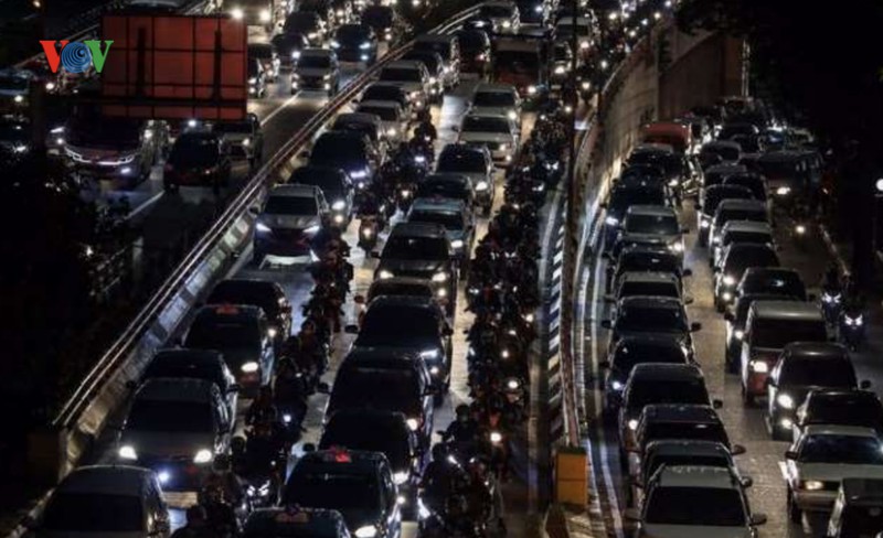 Jakarta, Indonesia ách tắc giao thông sau ngày đầu khôi phục hoạt động - Ảnh 1.