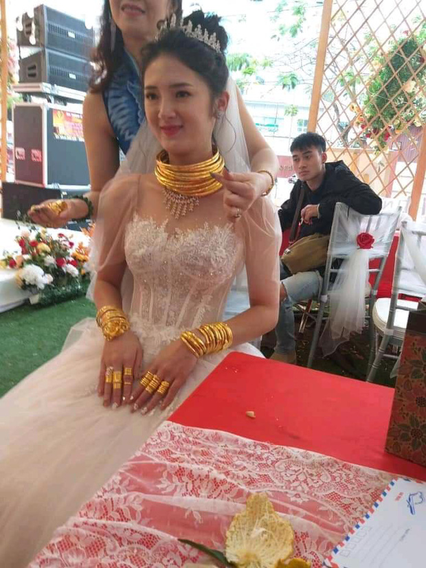 Xuýt xoa với hình ảnh cô dâu đeo vàng kín 2 tay, cổ trĩu nặng trong ngày cưới ở Sóc Trăng khiến dân mạng gật gù: &quot;Lấy chồng đúng là một gánh nặng&quot; - Ảnh 5.