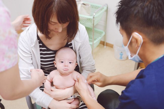 Trẻ nhỏ trong độ tuổi này sẽ được tiêm vaccine phòng bạch hầu miễn phí trong thời gian tới - Ảnh 1.