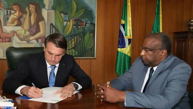 Bị tố khai man bằng cấp, Bộ trưởng Giáo dục Brazil từ chức - Ảnh 1.