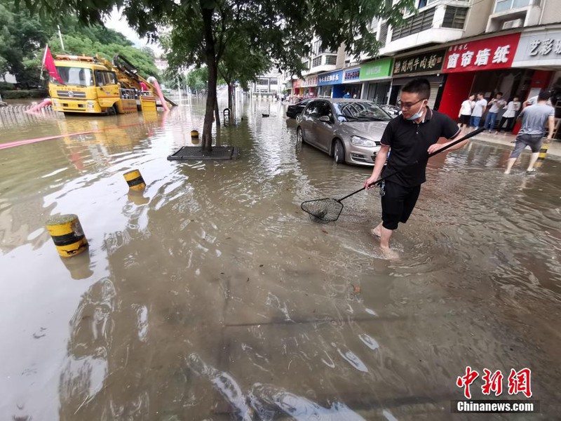 Trung Quốc tiếp tục cảnh báo mưa lớn ngày thứ 30 liên tiếp - Ảnh 1.