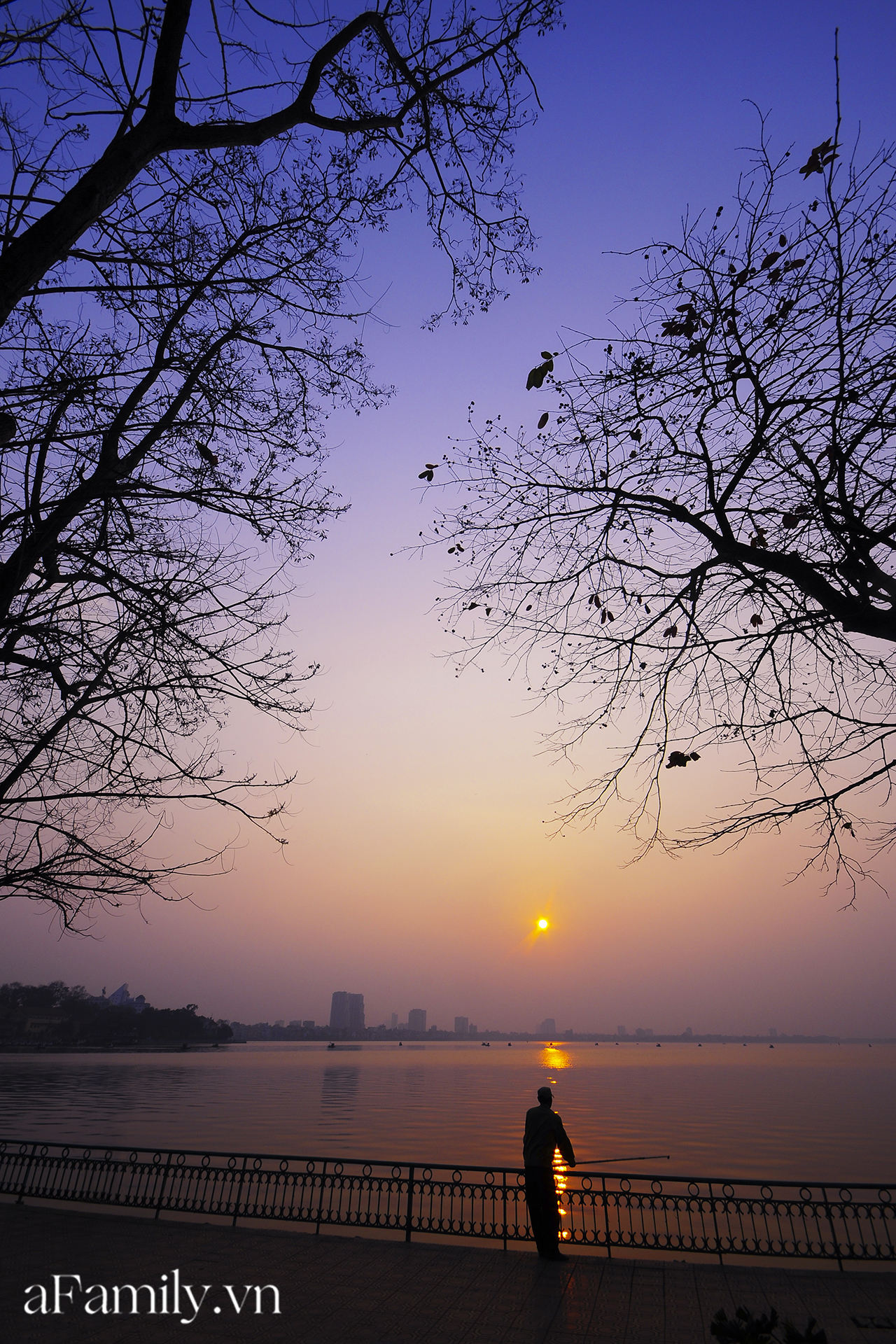Hồ Tây hoàng hôn: Hãy chiêm ngưỡng một trong những phong cảnh đẹp nhất của Hà Nội - Hồ Tây hoàng hôn. Tận hưởng khoảnh khắc thanh tịnh khi mặt trời dần lặn xuống và bầu trời chuyển sang màu cam đỏ rực rỡ, mang lại cho bạn những cảm xúc thăng hoa.