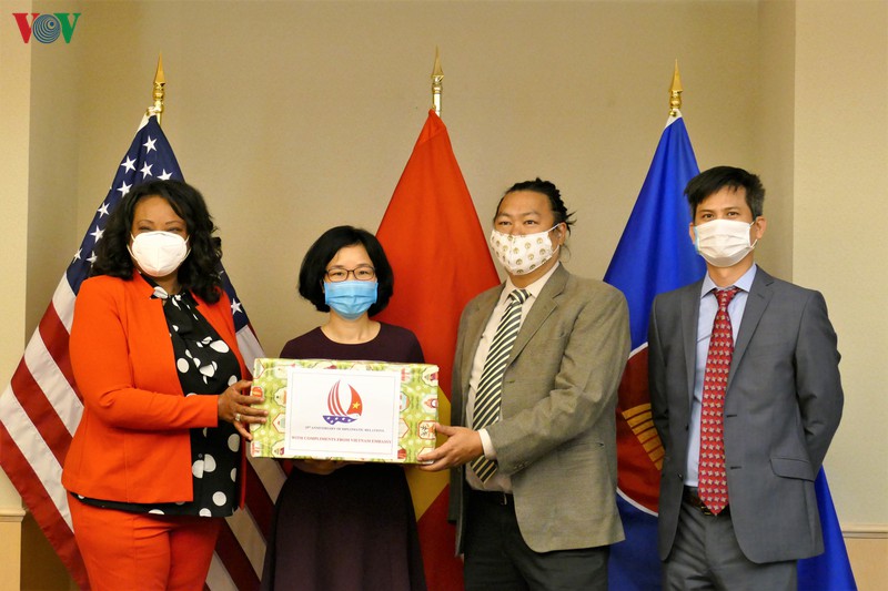 Đại sứ quán Việt Nam trao tặng khẩu trang cho Thủ đô Washington (Mỹ) - Ảnh 1.