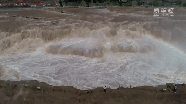 Mưa lũ theo dòng chảy nước sông Hoàng Hà đổ về “miệng chiếc ấm khổng lồ” tạo nên cảnh tượng hiếm có ở thác vàng lớn nhất thế giới - Ảnh 8.
